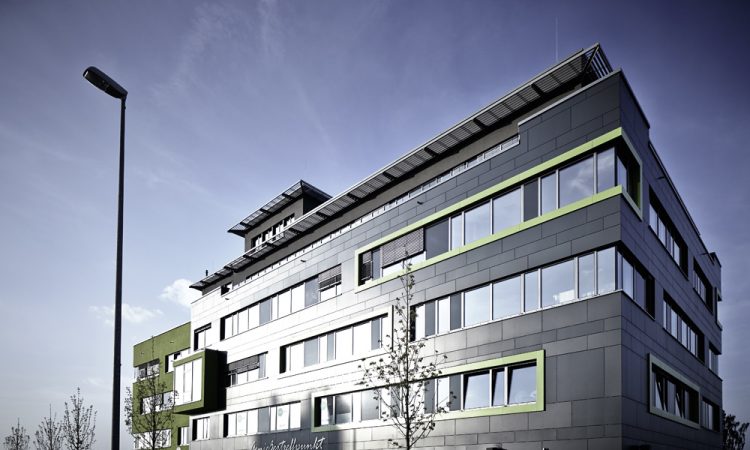 Business Center In Schwabachs Gewerbepark West Schon Von Weitem Erkennbar. Bereits Vor Fertigstellung Des Neubaus Waren Alle Einheiten Vermietet.