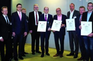 Die glücklichen Preisträger, der Laudator und der Vorstand des BVF anlässlich der Preisverleihung zum BVF-Award 2016 in Berlin. (v.l.n.r.: BVF-Geschäftsführer Axel Grimm, Laudator Georg Lange vom Bundesverband Deutscher Fertigbau e.V., BVF-Vorstände Michael Muerköster und Heinz Eckard Beele, Preisträger Benedikt Huf, TGA-Fachplaner Thomas Runkel, Achim Schnell von Aquatherm Systems, Vorstandsvorsitzender Ulrich Stahl und Preisträger Christoph Eßeling vom Verarbeiter Jupp Willing Heizungsbau)