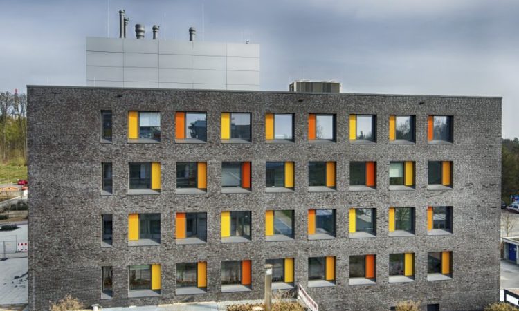 Im Jahr 2014 Bezogen Die Wissenschaftler Der Marburger Philipps-Universität Das Neue Gebäude Mit Dem Wohlfühlklima Durch Roth Baukörpertemperierung.