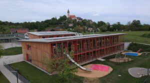 Kinderhaus Andechs mit Sporthalle in nachhaltiger Holzbauweise mit Temperierung über den Fußboden
