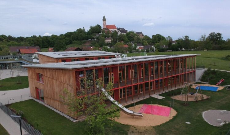 Kinderhaus Andechs Mit Sporthalle In Nachhaltiger Holzbauweise Mit Temperierung über Den Fußboden