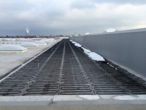 Bei einem Industriedach in Bremen  wurde für eine Gesamtfläche aller Teileinheiten von über 1500 m² eine Flächenheizung mit ca. 320 KW  Leistung installiert. 6 Steuerungen zur Feuchte- und Temperaturerfassung sorgen für den reibungslosen Betrieb.