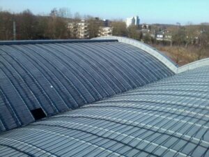 Dieses Projekt einer Halle in Dülmen zeigt,  dass sich die Dachflächenheizung flexibel auch  an komplexe Dachformen anpassen lässt. 