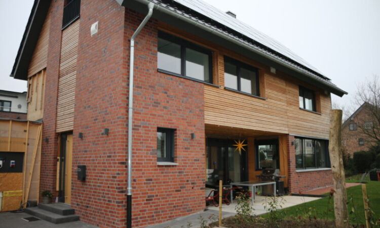 Das Niedrigenergiehaus in Oelde wurde in Massivholzbauweise realisiert. Gefördert wurde es nach KfW-40-plus. Beide Dachflächen sind mit Photovoltaik belegt. Mit insgesamt 24 kWp handelt es sich für ein Einfamilienhaus um eine große Anlage.