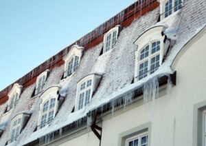 Abb. 1: Gefährliche Eiszapfen und Schneeflächen auf dem Dach stellen eine erhebliche Gefahr dar, die beseitigt werden muss.
