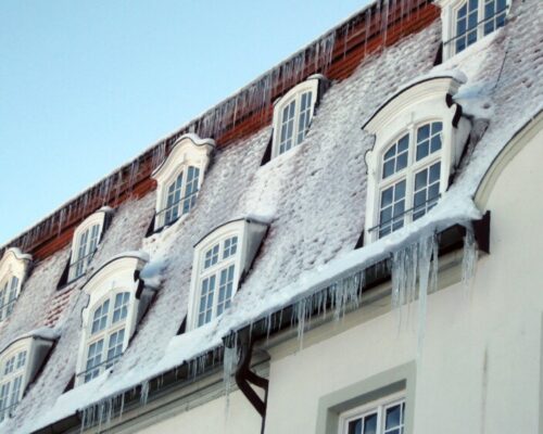 Abb. 1: Gefährliche Eiszapfen und Schneeflächen auf dem Dach stellen eine erhebliche Gefahr dar, die beseitigt werden muss.