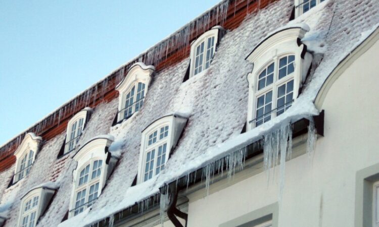 Abb. 1: Gefährliche Eiszapfen Und Schneeflächen Auf Dem Dach Stellen Eine Erhebliche Gefahr Dar, Die Beseitigt Werden Muss.