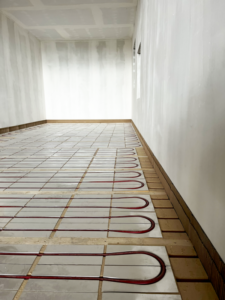 Die Fußbodenheizung tempusDRY GREEN von herotec ist ein Trockenbausystem. Die Bodendielen werden direkt auf den Rahmenhölzern befestigt.