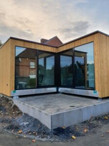 Im münsterländischen Harsewinkel entstehen in einem zentrumsnahen Baugebiet sechs sogenannte Tiny-Houses/Minihäuser. Sie basieren auf der Holzständerbauweise.