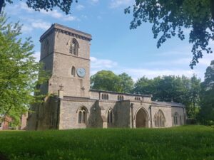 Außenansicht der Holy Trinity Church in Bledlow. Die Kirche wurde im 12./13. Jahrhundert erbaut und gilt als unverändert.