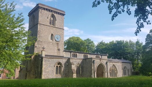Außenansicht der Holy Trinity Church in Bledlow. Die Kirche wurde im 12./13. Jahrhundert erbaut und gilt als unverändert.