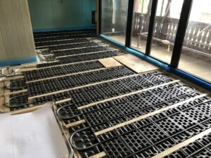 Das PYD-ALU® FLOOR Trocken System wurde im beim Ausbau der 3 Gebäude direkt auf den ebenen Holzboden montiert