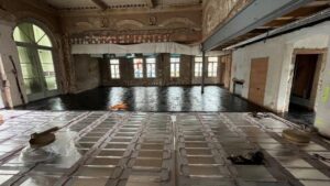 Der wasserdichte Gussasphalt ist nach ein paar Stunden bereits begehbar, sodass die folgenden Gewerke direkt weiterarbeiten können