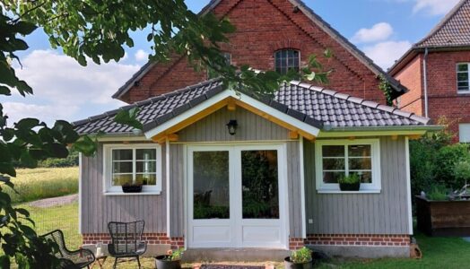 Die elegante graue Holzfassade sieht superschick aus und passt perfekt in den Garten der Familie Schlüter.