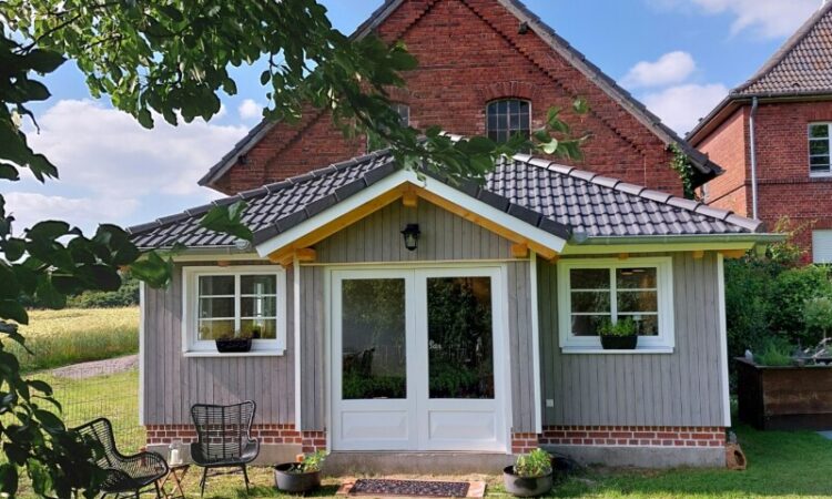 Die elegante graue Holzfassade sieht superschick aus und passt perfekt in den Garten der Familie Schlüter.