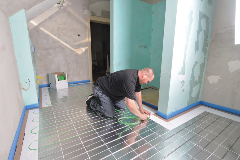 Vorgefertigten Systemelemente erleichtern und beschleunigen die Installationsarbeiten, hier bei der Badsanierung.