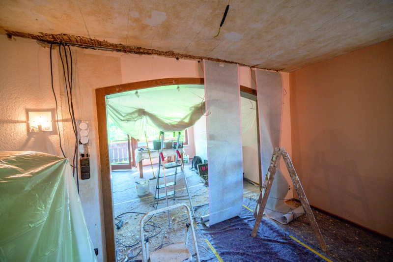 Einfache Sanierung über die Decke mit Mehrfachnutzen, auch im bewohnten Bestand: die Möbel und vorhandener Bodenbelag werden lediglich abgedeckt.