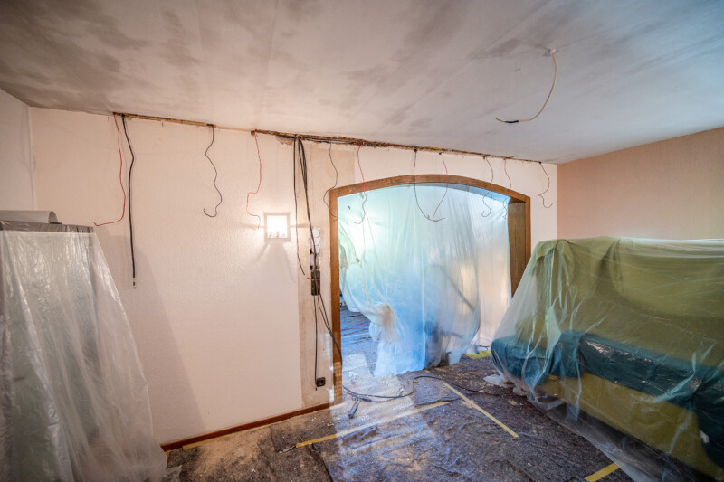 Heizfolien sind besonders dünn und somit leicht und flexibel einsetzbar für eine schnell Nachrüstung. Der Aufwand entspricht etwa dem einer üblichen Malerrenovierung.