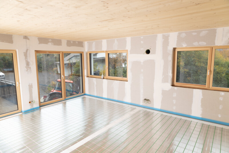 Systemlösungen ermöglichen bei Sanierungsprojekten flexible Einsatzmöglichkeiten für verschiedene Untergründe wie Fliesen, Parkett, Laminat, Vinyl oder Teppich.