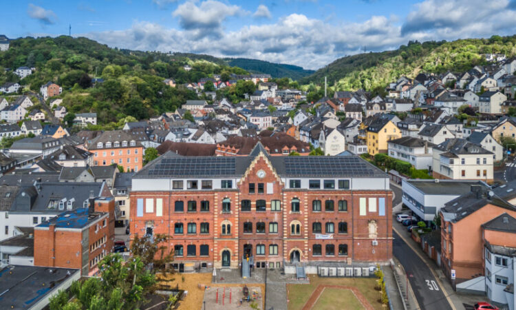 Die ehemalige Marktschule Idar-Oberstein erstrahlt nach der Sanierung in neuem Glanz und vereint unter dem Konzept „WLaM – Wohnen und Leben am Markt“ mehrere Generationen unter einem Dach