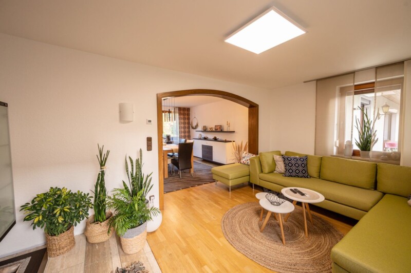 Das Ergebnis: behagliche Wärme über ein „unsichtbares“, schnell reagierendes Heizsystem, universell einsatzbar und mit hoher Flexibilität bei der Raumgestaltung. Der vorhandene Parkettboden kann erhalten werden.