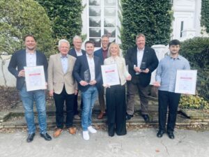 Die Gewinner der BVF Awards 2025 und die Laudatoren: v.l.n.r. Andreas Piephans (mfh systems GmbH), Ulrich Stahl (Vorstandsvorsitzender BVF eV/Schmöle GmbH), Michael Muerköster (Vorstand BVF eV, Danfoss GmbH), Daniel Schuschan (mfh systems GmbH), Sven Kalbitzer (SANHA GmbH & Co. KG), Antje Vargas (GeoClimaDesign AG), Markus Schuster (DEVI by Danfoss), Matthias Frank (Lindner SE)