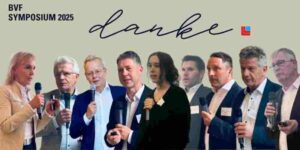 Vortragende des BVF Symposiums 2025 v.l.n.r. Antje Vargas (GeoClimaDesign AG), Ulrich Stahl (Vorstandsvorsitzender BVF eV/Schmöle GmbH), Axel Grimm (BVF eV), Prof. Dr.-Ing. habil Joachim Seifert (TU Dresden), Birke Schröter (RPTU Kaiserslautern), Daniel Schuschan (mfh systems GmbH), André Scheuring-Mazarin (Lindner GFT GmbH), Prof. Dr.-Ing. Harald Garrecht , Michael Muerköster (Danfoss GmbH)