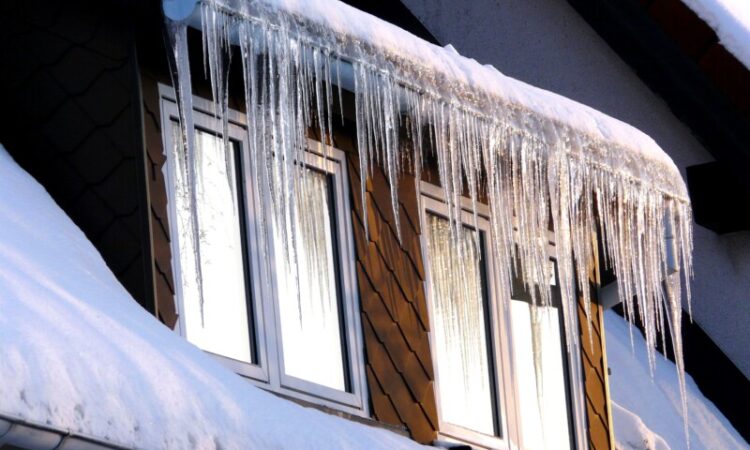 Symbolbild Eiszapfen an einem Hausdach zum Thema Verkehrssicherungspflicht mit Freiflächensystemen der elektrischen Flächenheizung Eiszapfen_june66 pixabay