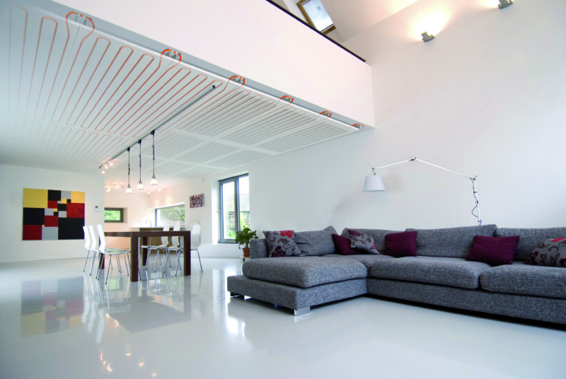 Unsichtbar integrierte deckenkühlung im Wohn-Essbereich