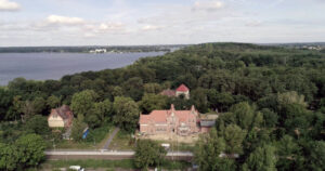 Der Bahnhof Caputh liegt idyllisch zwischen mehreren Seen und auch heute halten hier noch Züge.