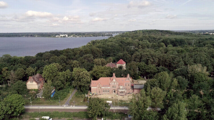 Der Bahnhof Caputh liegt idyllisch zwischen mehreren Seen und auch heute halten hier noch Züge.
