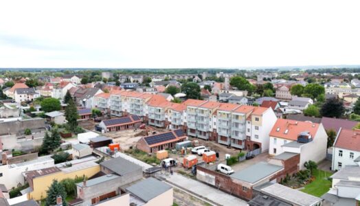 Das Wohngebäude in Eisenhüttenstadt zählt 46 Wohnungen, davon sieben neu Ausgebaute Dachgeschosswohnungen, auf insgesamt 3300 m2.