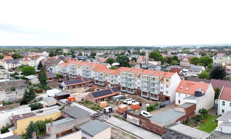 Das Wohngebäude in Eisenhüttenstadt zählt 46 Wohnungen, davon sieben neu Ausgebaute Dachgeschosswohnungen, auf insgesamt 3300 m2.