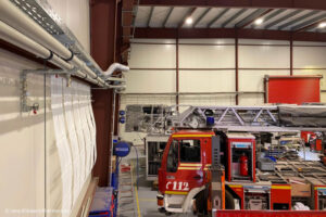 Weiße Kapillarrohrmatten sorgen offen verlegt als Wandheizung und -kühlung für angenehme Temperaturen. Foto: Jens Klinkert