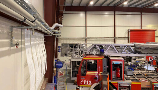 Weiße Kapillarrohrmatten sorgen offen verlegt als Wandheizung und -kühlung für angenehme Temperaturen. Foto: Jens Klinkert