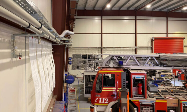 Weiße Kapillarrohrmatten sorgen offen verlegt als Wandheizung und -kühlung für angenehme Temperaturen. Foto: Jens Klinkert