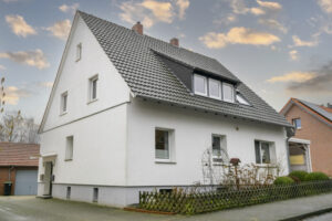 Das Einfamilienhaus aus dem Jahr 1910 wurde nachhaltig und kosteneffizient energetisch saniert und für den Einsatz von Wärmepumpen vorbereitet.