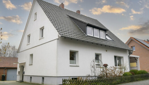 Das Einfamilienhaus aus dem Jahr 1910 wurde nachhaltig und kosteneffizient energetisch saniert und für den Einsatz von Wärmepumpen vorbereitet.