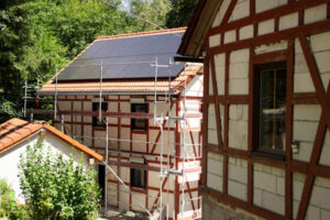 Dass eine energetische Sanierung auch in wirklich altem Bestand gelingen kann, zeigt ein Beispiel des Haustechnik-Spezialisten Schütz Energy Systems, der dazu beigetragen hat, eine kleine Mühle im Mittelrheintal bei Boppard nachhaltig und energetisch effizient zu einem KfW-40-Haus zu sanieren.