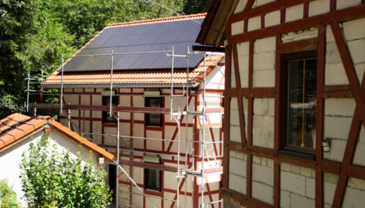 Dass eine energetische Sanierung auch in wirklich altem Bestand gelingen kann, zeigt ein Beispiel des Haustechnik-Spezialisten Schütz Energy Systems, der dazu beigetragen hat, eine kleine Mühle im Mittelrheintal bei Boppard nachhaltig und energetisch effizient zu einem KfW-40-Haus zu sanieren.