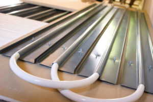 Das Trockenbau-System von Schütz verfügt über eine Wärmedämmung. Zudem spart es Zeit und Kosten, da die Wartezeit für die Estrichtrocknung entfällt. Durch das geringe Konstruktionsgewicht eignet sich das System besonders für ältere Gebäude mit Holzbalkendecken.