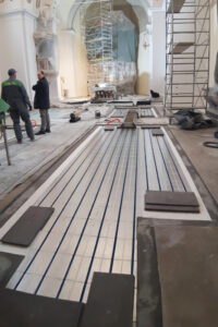 Zusätzlich wurden auf der EXPERT 15 die elektrischen Heizfolien E-NERGY CARBON FLEECE als Bedarfsheizung verlegt. Diese gewährleisten ein schnelles Aufheizen des Bodens vor Veranstaltungen.