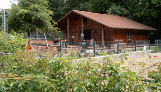 Nach der Komplettsanierung präsentiert sich das Vereinsheim von Tennis Hirschau modern und bleibt mit seinen holzvertäfelten Wänden gleichzeitig der bayrischen Bautradition verbunden.