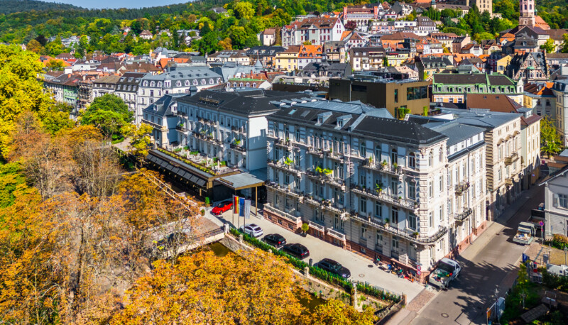 Der Steigenberger Icon Europäischer Hof Baden-Baden – ein denkmalgeschütztes Grandhotel-Ensemble im Herzen der Kurstadt, umgeben von Parkanlagen und historischer Architektur.