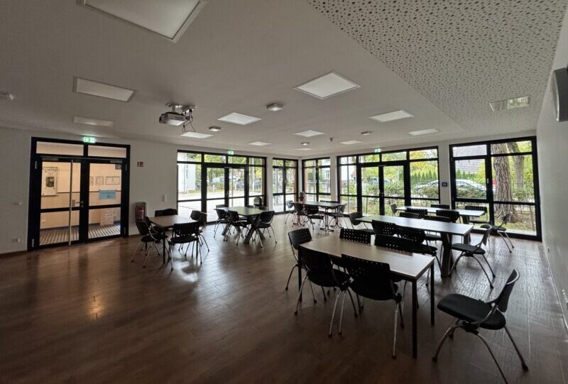 Kühldecke als abgehängte Trockenbaudecke Heizfunktion+Akustik+Licht in einer Schulmensa