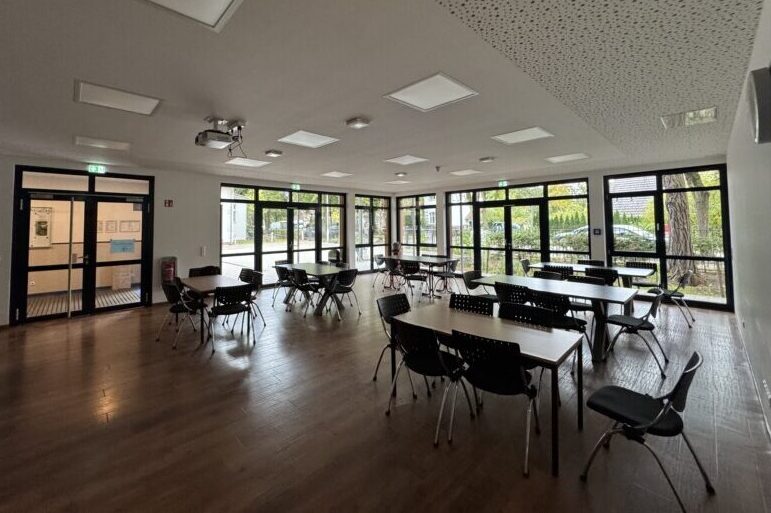 Die Klimadecke der GeoClimaDesign AG erfüllt in dieser Schulmensa als abgehängte Trockenbaudecke vier Funktionen: Kühlfunktion + Heizfunktion + Akustik + Licht (Foto: GeoClimaDesign AG)