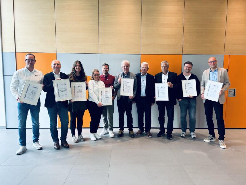 vlnr: Thomas Schütte (IMI Hydronic Engineering), Steffen Möller (strawa Wärmetechnik GmbH), Nynke-Jasmin Bersch-Grasman (QLIMATE GmbH), Larissa u. Patrik Kaufmann (Girojet AG), Hans-Georg Lutz (Thermolutz GmbH & Co. Heizungstechnik KG), Ulrich Stahl (Vorstandsvorsitzender BVF eV), Rolf Melzig (Lucht LHZ Elektroheizung GmbH & Co. kG), Ruben Scherbeitz (PolyPlast GmbH), Achim Schnell (aquatherm GmbH)