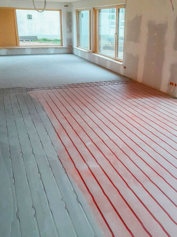 Auf die Schüttung und eine Lage Trockenestrich aufbauend erfolgte die Verlegung der NORIT-TE 30 Therm GF. (©lindnergroup-2)