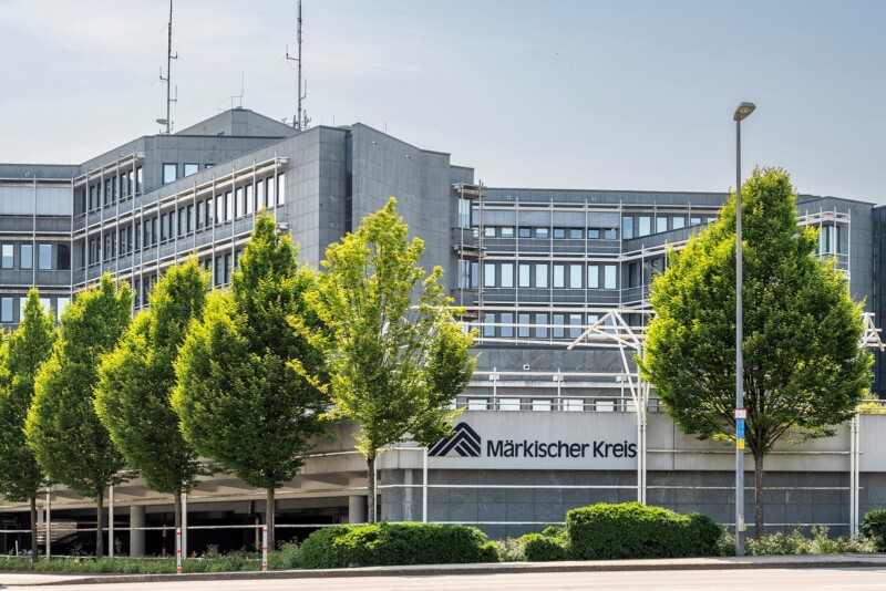 Imposanter „Regierungssitz“ in Lüdenscheid: Die ortsansässige Kreisverwaltung erhielt 2024 einen Neubau mit über 5.600 m² Flächenzuwachs, der sich zusammen mit dem Altbau zu einem harmonischen Gesamtensemble vereint.